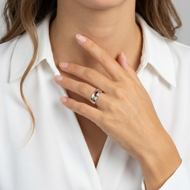 Bague Argent  Grenat Navette 8x5mm porté
