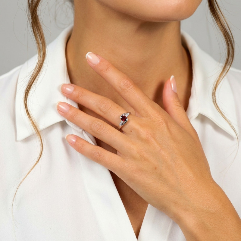 Bague Argent Grenat Ovale 7x5mm et Oxydes porté
