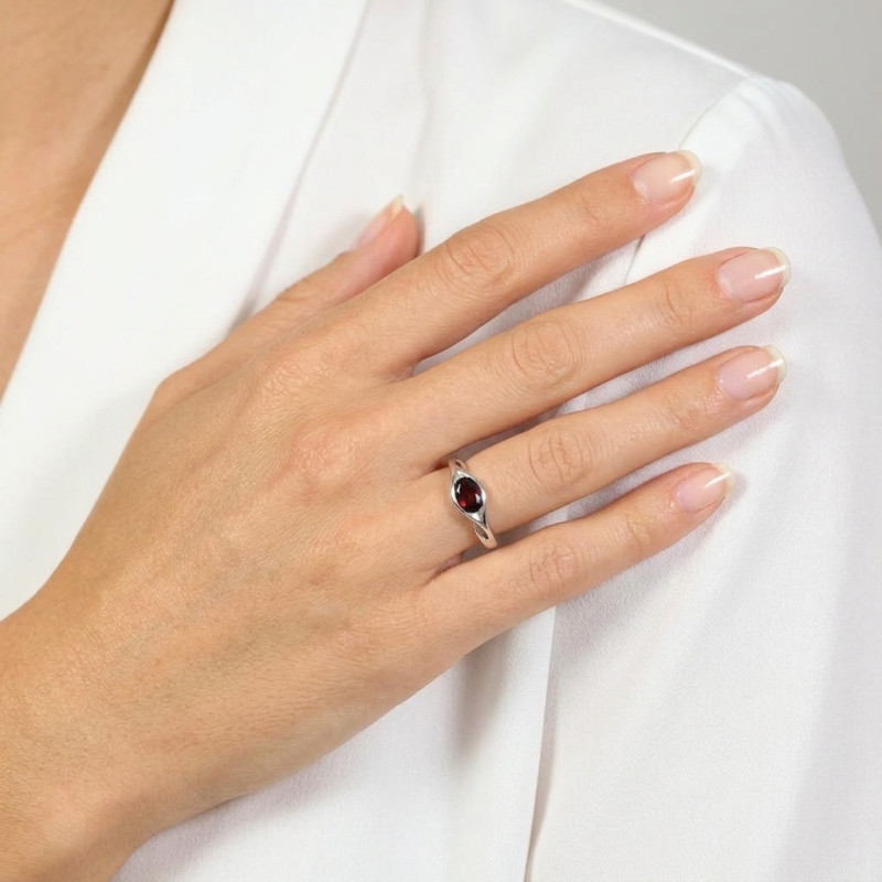 Bague Argent Grenat Ovale 7x5mm porté