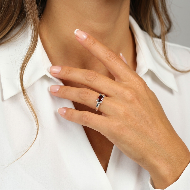 Bague Argent Grenat Ovale 7x5mm porté