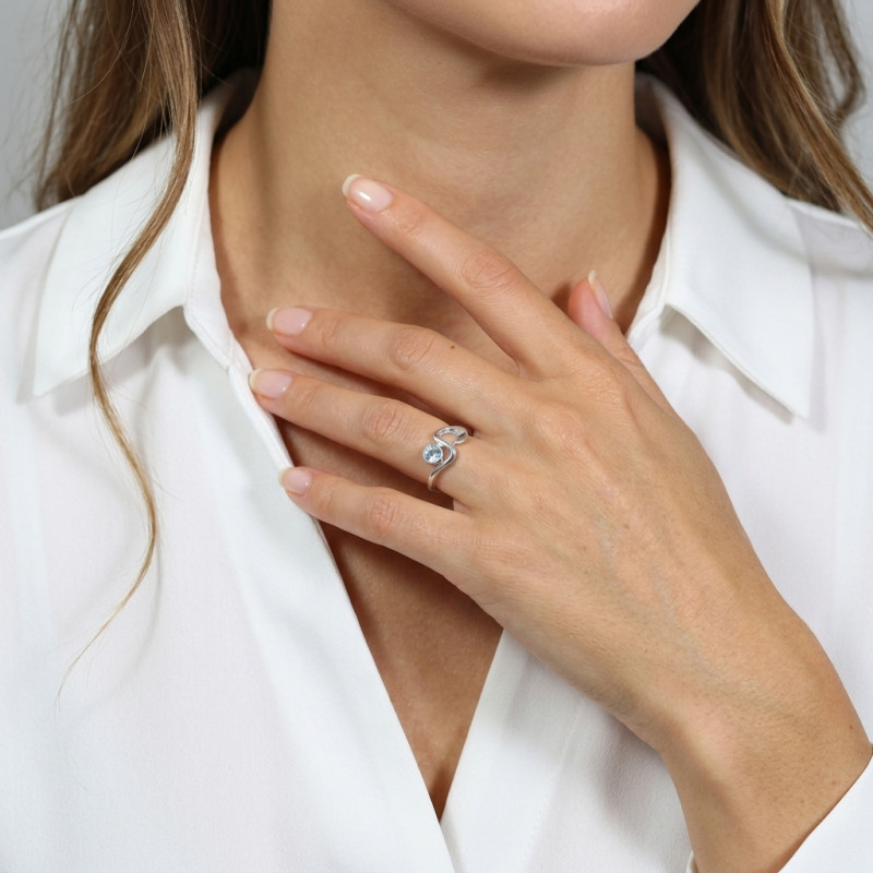 Bague Argent Motif S Topaze Bleue traitée 4mm porté
