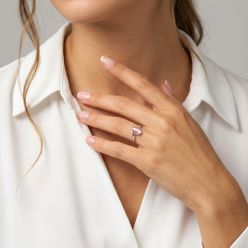 Bague Argent  Nacre Rose forme Navette porté
