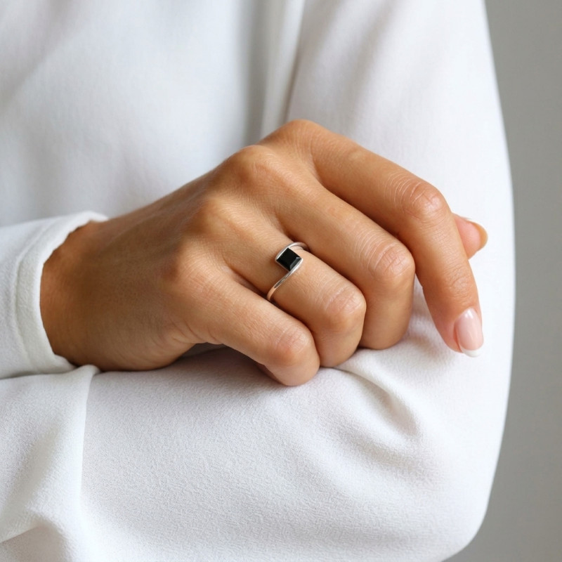 Bague Argent Onyx Carré 5mm porté