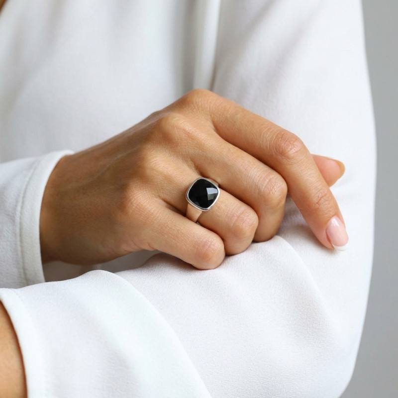 Bague Argent Onyx Coussin 12mm porté