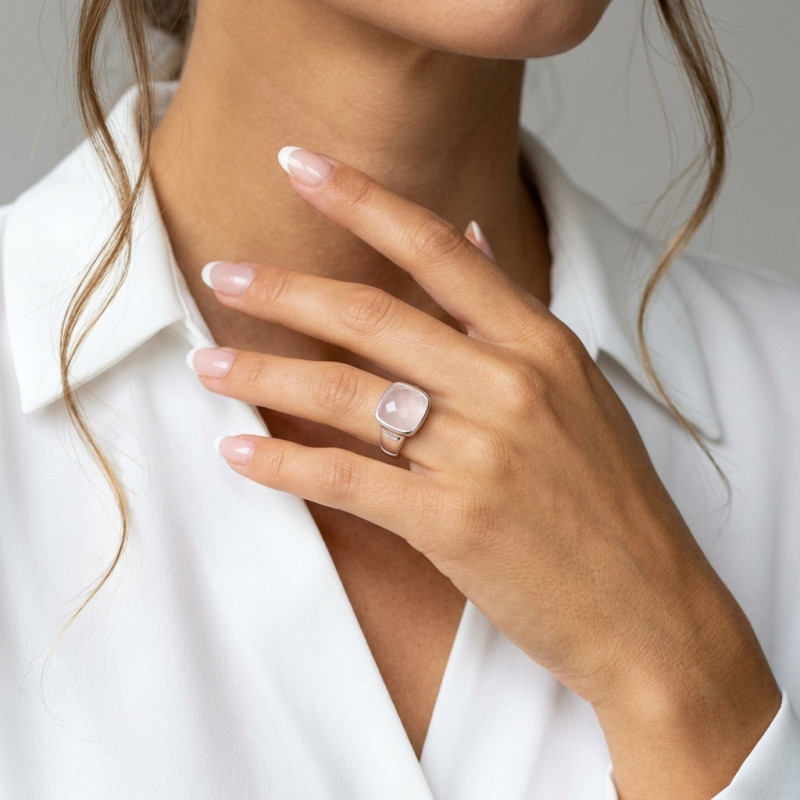 Bague Argent Quartz Rose Coussin 12mm porté