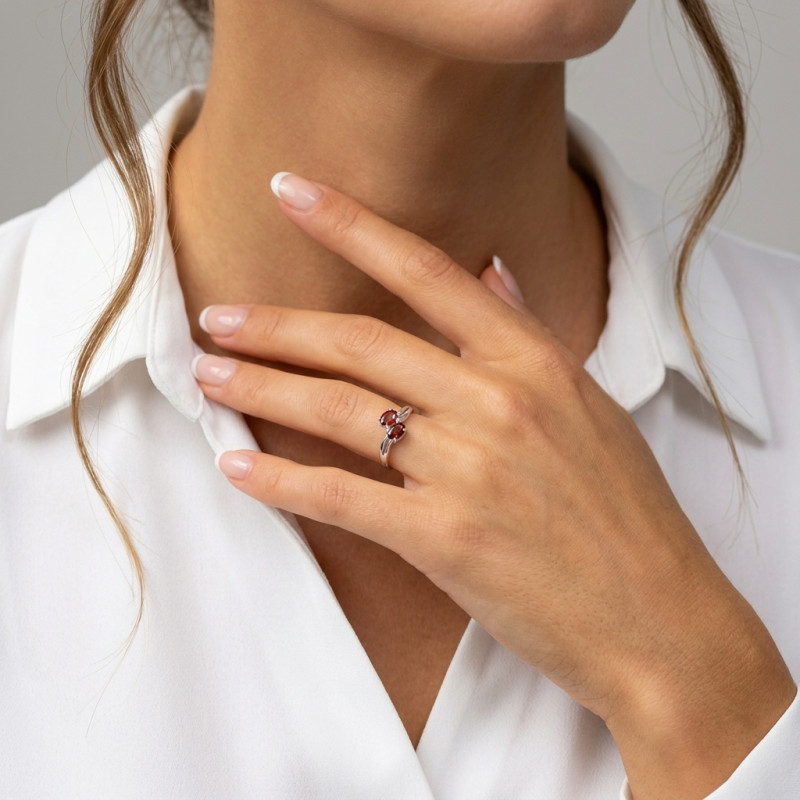 Bague Argent Rhodié 2 Grenats ovales de 6x4mm porté