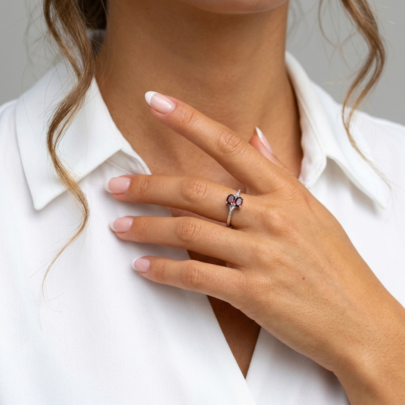 Bague Argent Rhodié 2 Grenats ovales de 6x4mm porté