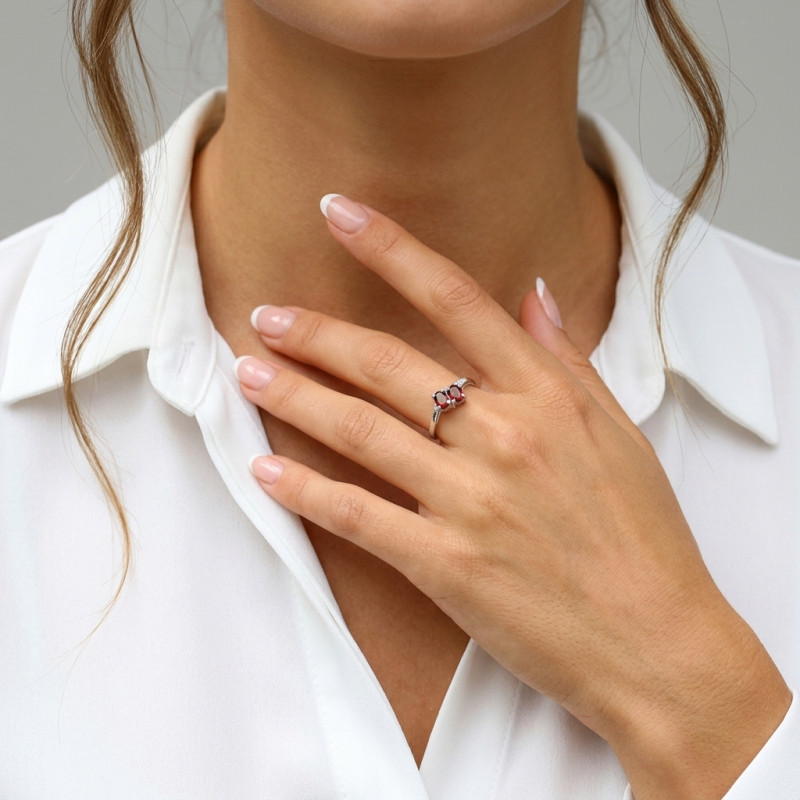 Bague Argent Rhodié 2 Grenats ovales de 6x4mm porté