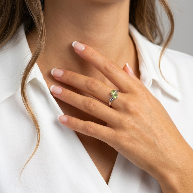 Bague Argent Rhodié 2 Péridots ovales de 6x4mm porté