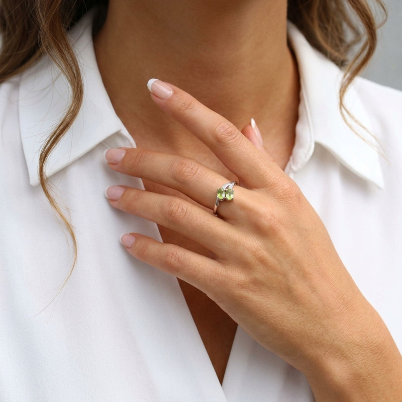 Bague Argent Rhodié 2 Péridots ovales de 6x4mm porté