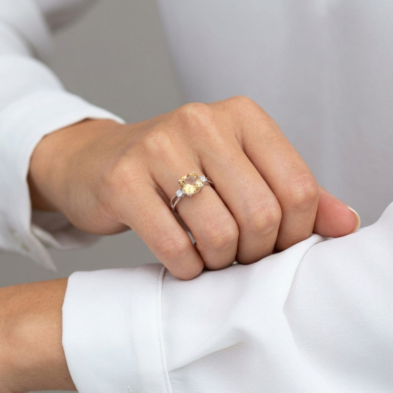 Bague Argent rhodié Citrine Coussin et Oxydes de zirconium porté