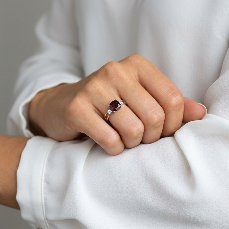 Bague Argent rhodié Grenat Coussin et Oxydes de zirconium porté