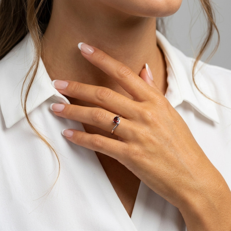 Bague Argent Rhodié Grenat Ovale 7x5mm porté