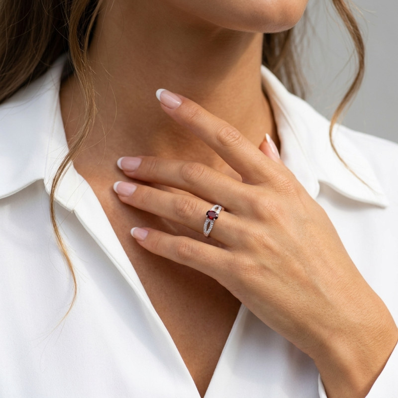 Bague Argent Rhodié Grenat Ovale 7x5mm porté