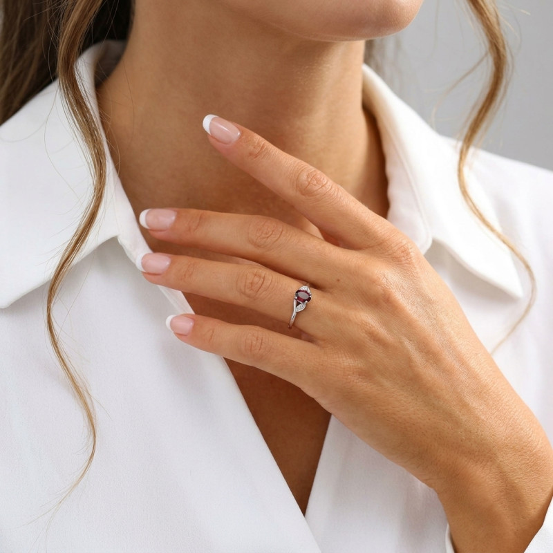 Bague Argent Rhodié Grenat Ovale 7x5mm porté