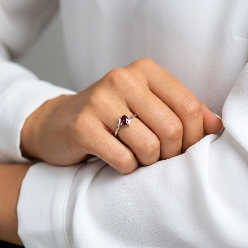 Bague Argent Rhodié Grenat Ovale 7x5mm porté
