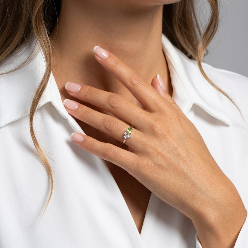 Bague Argent rhodié Péridot et Oxydes de zirconium porté