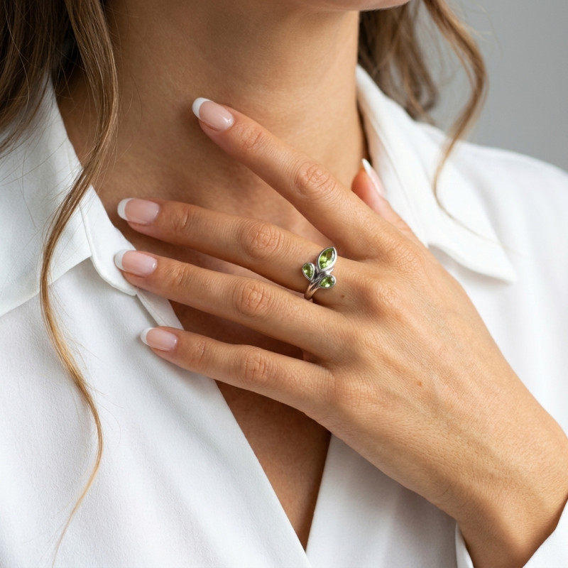 Bague Argent Rhodié Péridot Poires et Navette porté