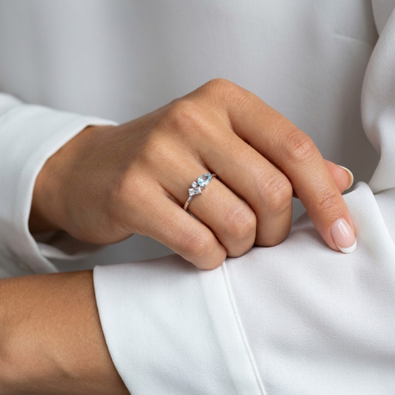 Bague Argent rhodié Topaze bleue traitée et Oxydes de zirconium porté