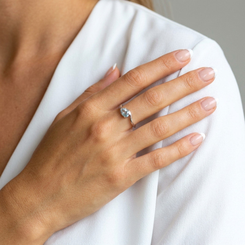 Bague Argent Rhodié Topaze Bleue traitée Ovale 7x5mm porté