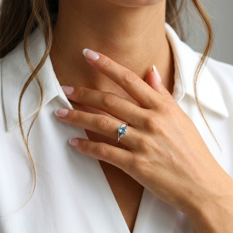 Bague Argent Rhodié Topaze Bleue traitée Ovale 7x5mm porté