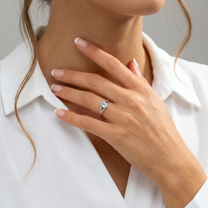 Bague Argent Rhodié Topaze Bleue traitée Ovale 7x5mm porté
