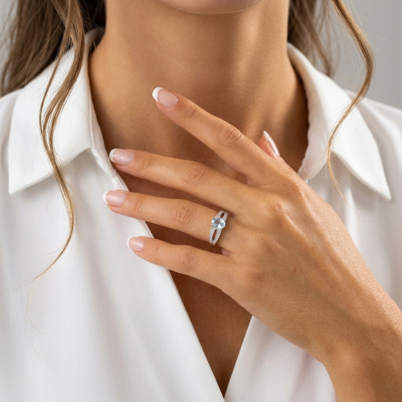 Bague Argent Rhodié Topaze Bleue traitée Ovale 7x5mm porté