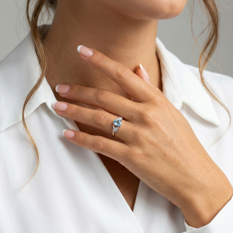 Bague Argent Rhodié Topaze Bleue traitée Ovale 7x5mm porté