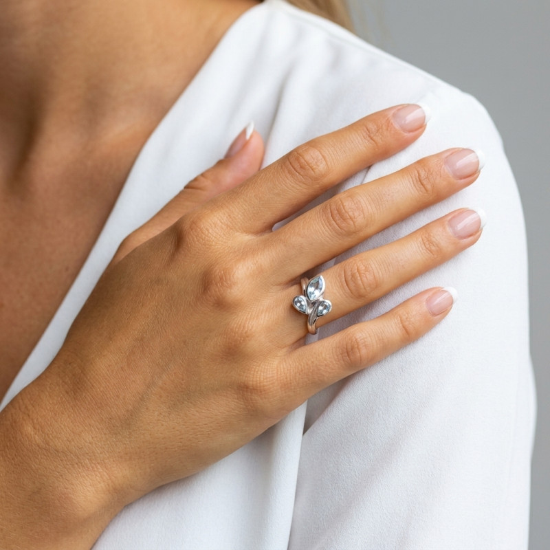 Bague Argent Rhodié Topazes  Bleues Traitées  Poires et Navette porté