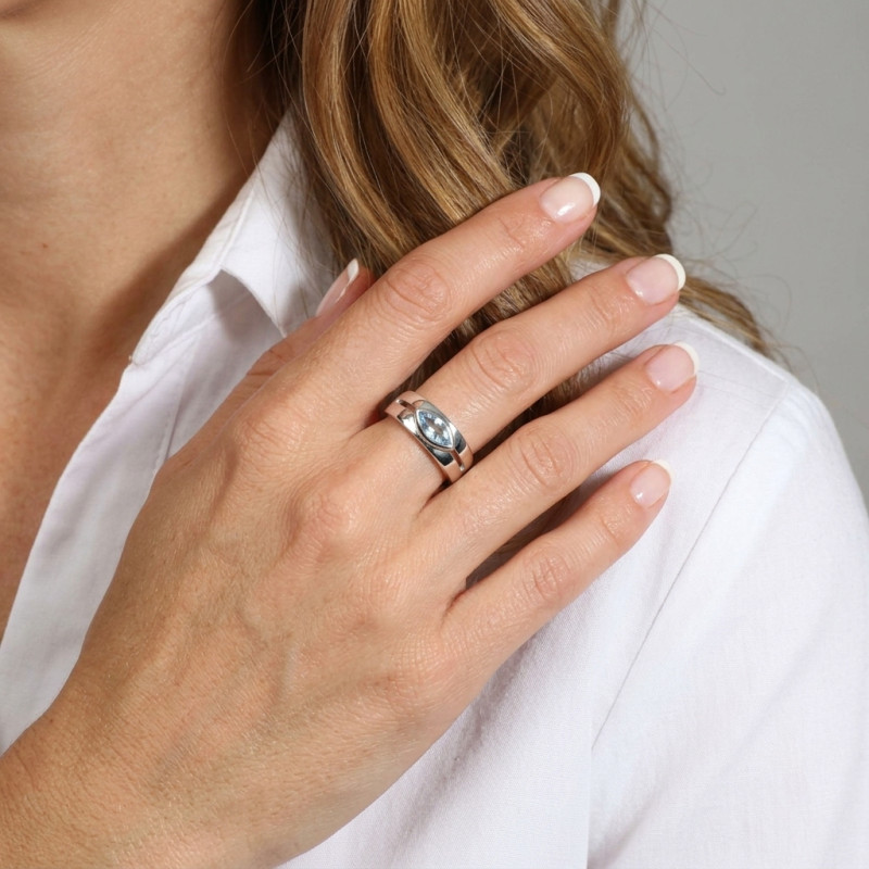 Bague Argent Topaze Bleue traitée Navette 8x5mm porté