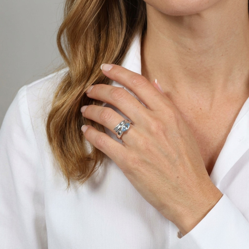 Bague Argent Topaze Bleue traitée Navette porté