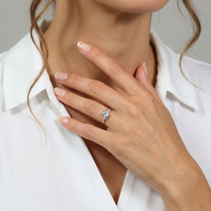 Bague Argent Topaze Bleue traitée Ovale 7x5mm et Oxydes porté