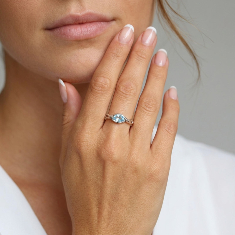 Bague Argent Topaze Bleue Traitée Ovale 7x5mm porté