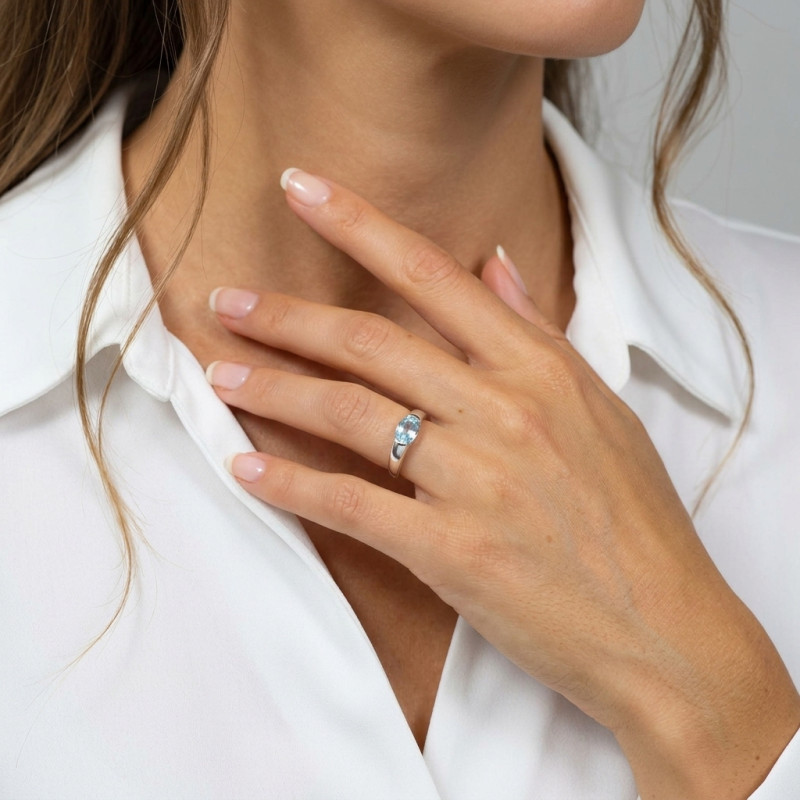 Bague Argent Topaze Bleue traitée Ovale 8x6mm Demi Clos porté