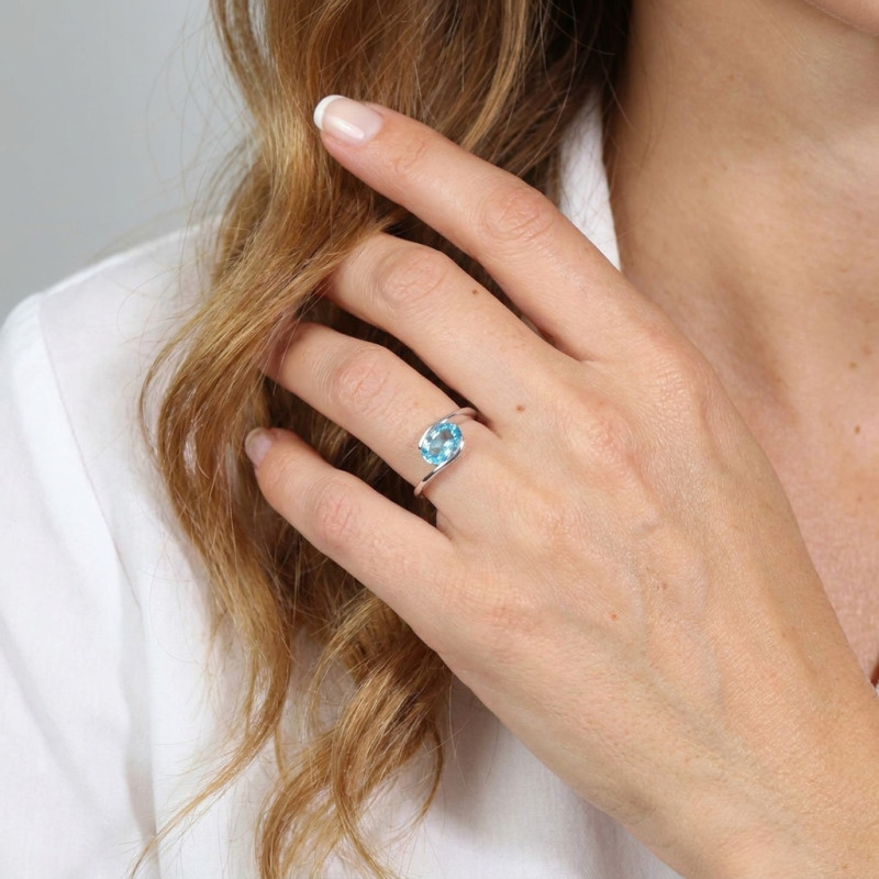 Bague Argent Topaze Bleue traitée Ovale 9x7mm porté
