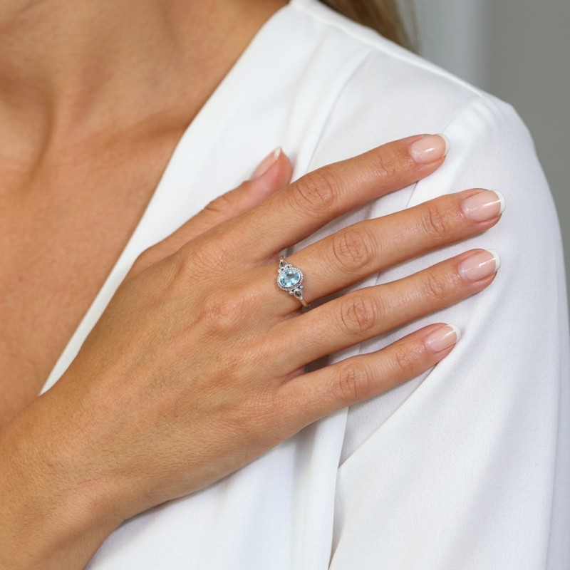 Bague Argent Topaze bleue Traitée Pierre ovale 7x5mm porté