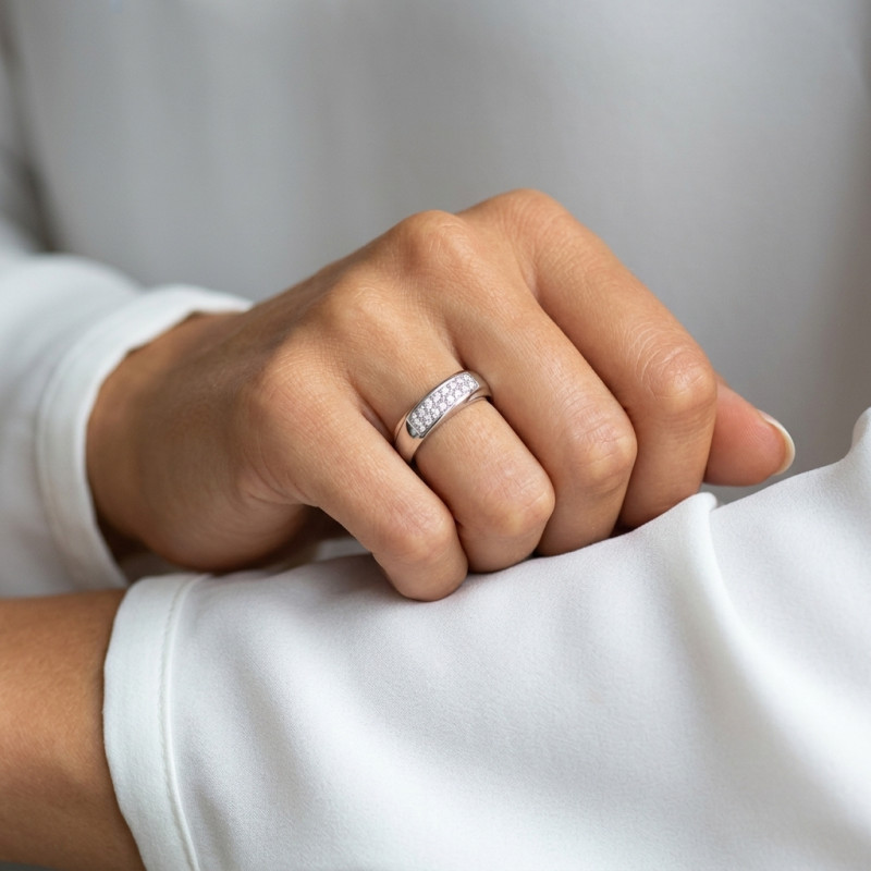 Bague avec  pavage de Diamant en Or Blanc porté