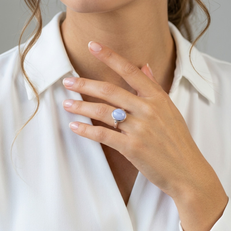 Bague Calcédoine bleue Ovale 12x10mm Argent porté