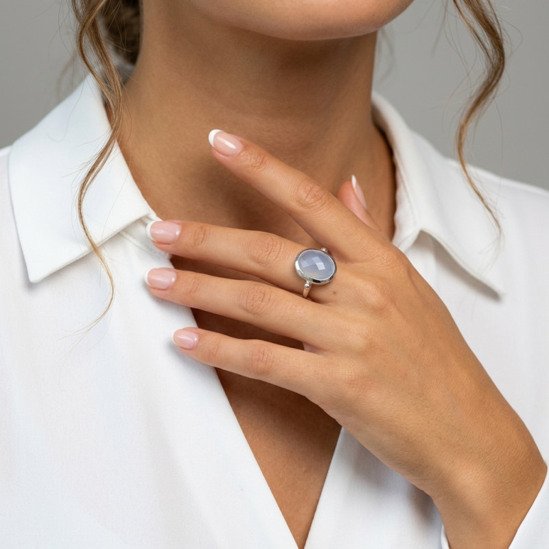Bague Calcedoine Ovale taille Dome 14x12mm porté