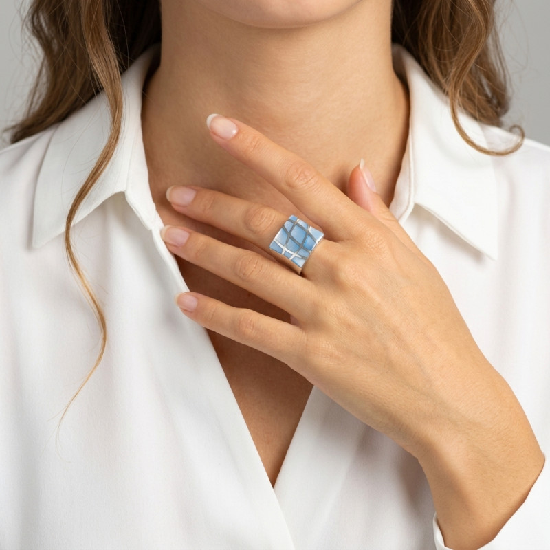 Bague Carrée Nacre Bleue en Argent porté