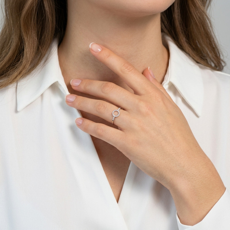 Bague Cercle Or Blanc 375 et Oxydes porté