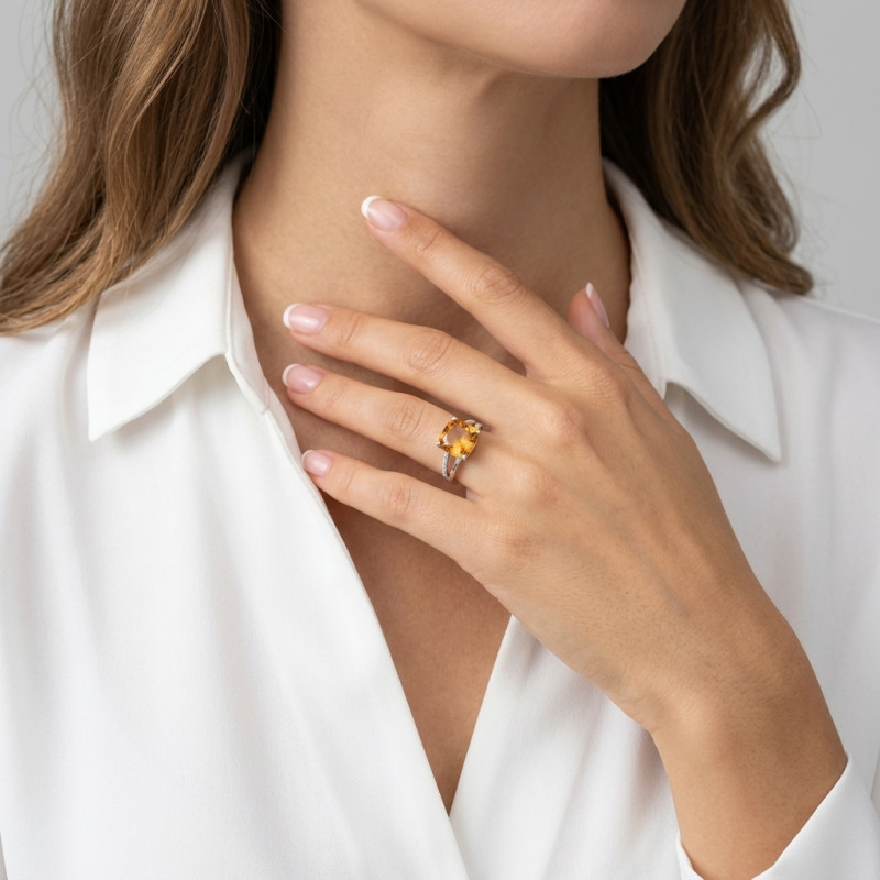 Bague Citrine Coussin 10mm et Diamant Or Blanc 375 porté