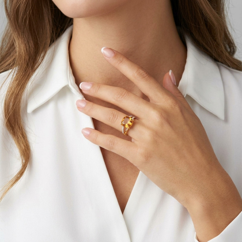 Bague Citrine Coussin 10mm et Diamant Or Jaune 375 porté