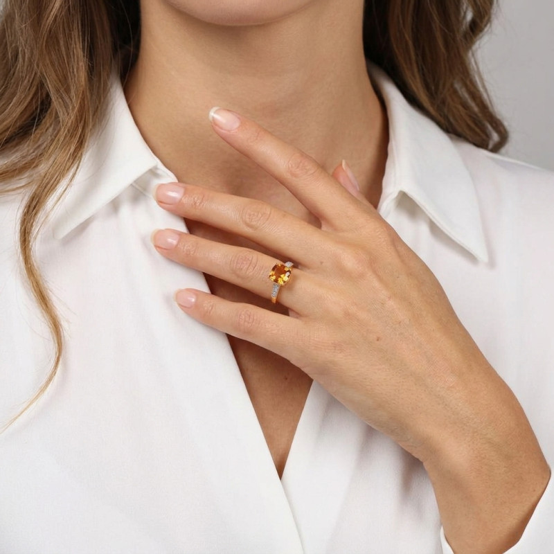 Bague Citrine Coussin 8mm et Diamant en Or Jaune 375  porté