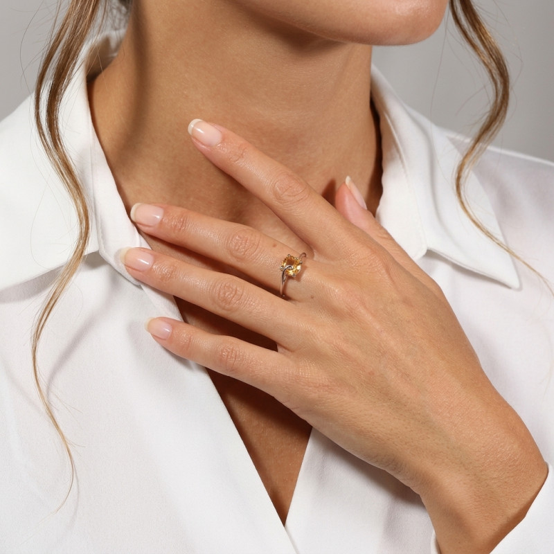 Bague Citrine Coussin 8x8mm Or Blanc 750 porté