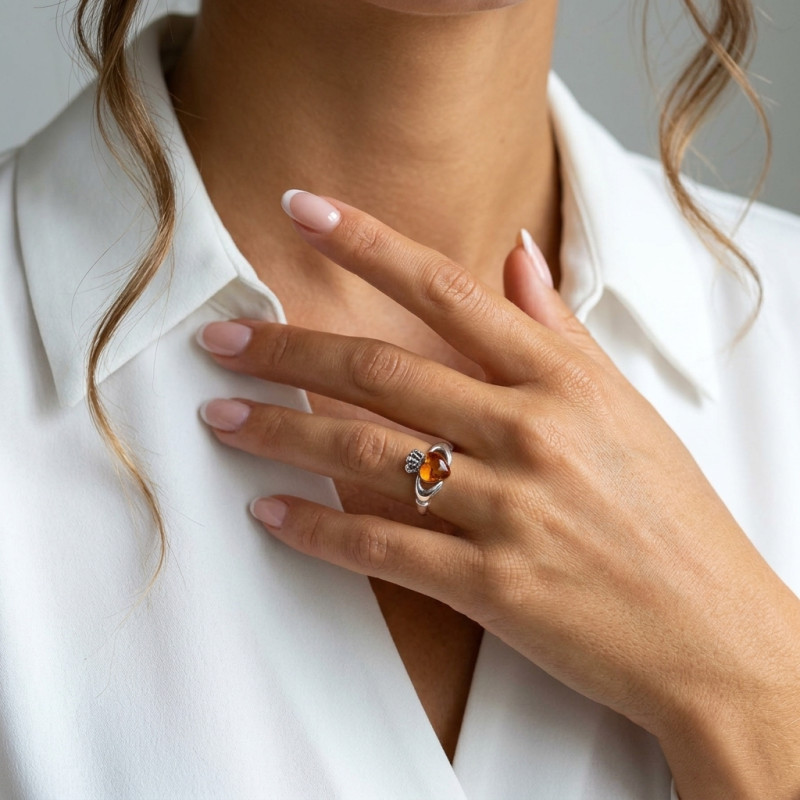 Bague Claddagh Argent et Ambre porté