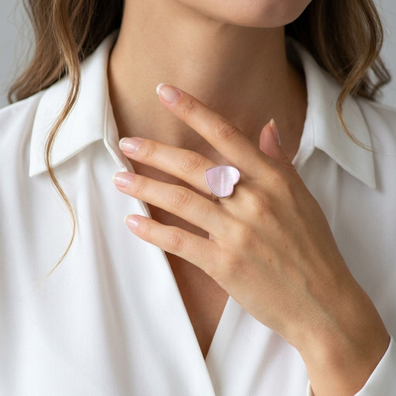 Bague Coeur Nacre Rose en Argent porté