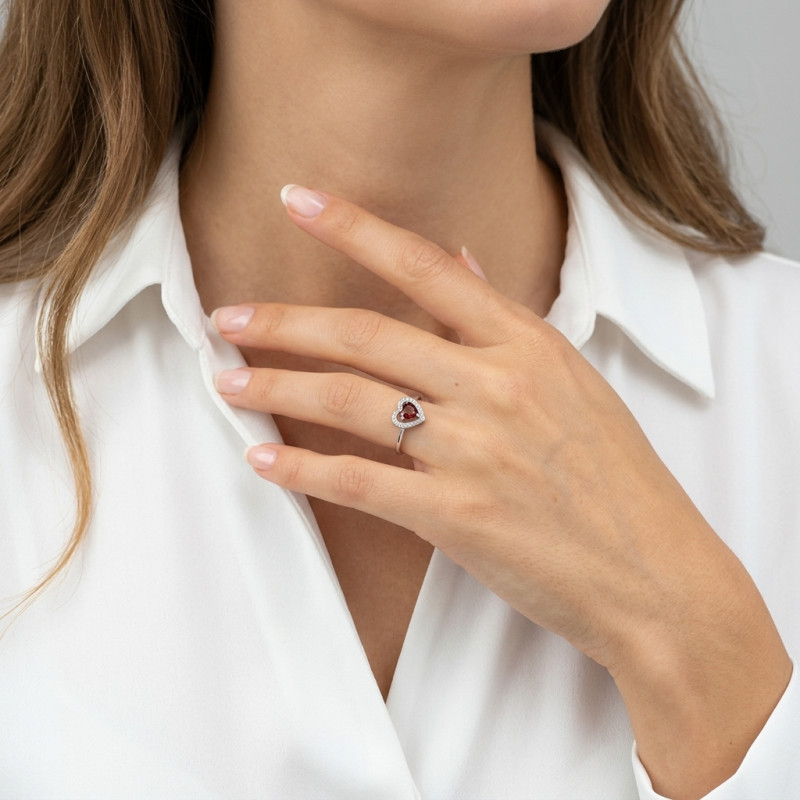 Bague Coeur Or blanc 375 Grenat et Diamant porté