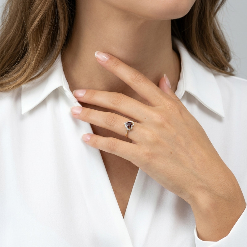 Bague Coeur Or jaune 375 Grenat et Diamant porté