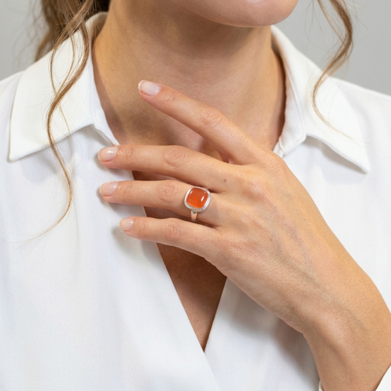 Bague Cornaline Coussin 12mm en Argent porté
